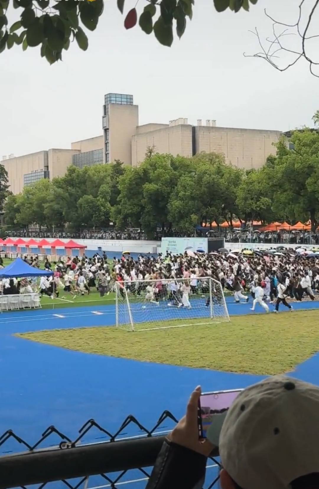 足球管理平台出租_成都市在西南大学招聘数百名教师足球管理平台出租，考生跑步进场引热议，校方：活动时间短，多面会匆忙