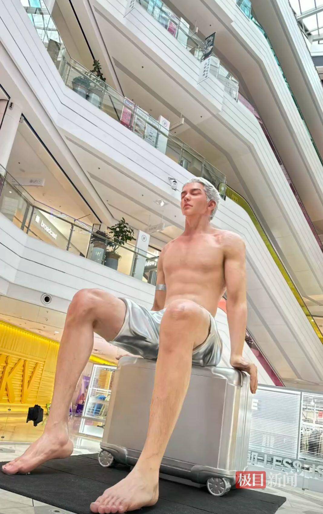 皇冠信用网开户_太原一商场现10米高“巨人”雕像压迫感十足皇冠信用网开户，工作人员：造价100多万元，想让它在节假日为商场吸引客流