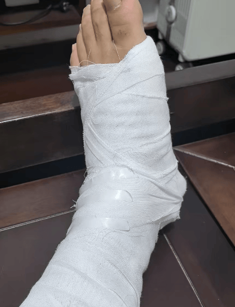 皇冠信用盘网址_诡异！浙江男子独自前往公墓皇冠信用盘网址，偷偷塞了一大笔钱！民警顺藤摸瓜还搜出了假发、人脸面具……