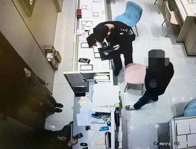 皇冠代理登3平台_股市套现170万元后皇冠代理登3平台，杭州男子豪购300克金条！老板当场报警……