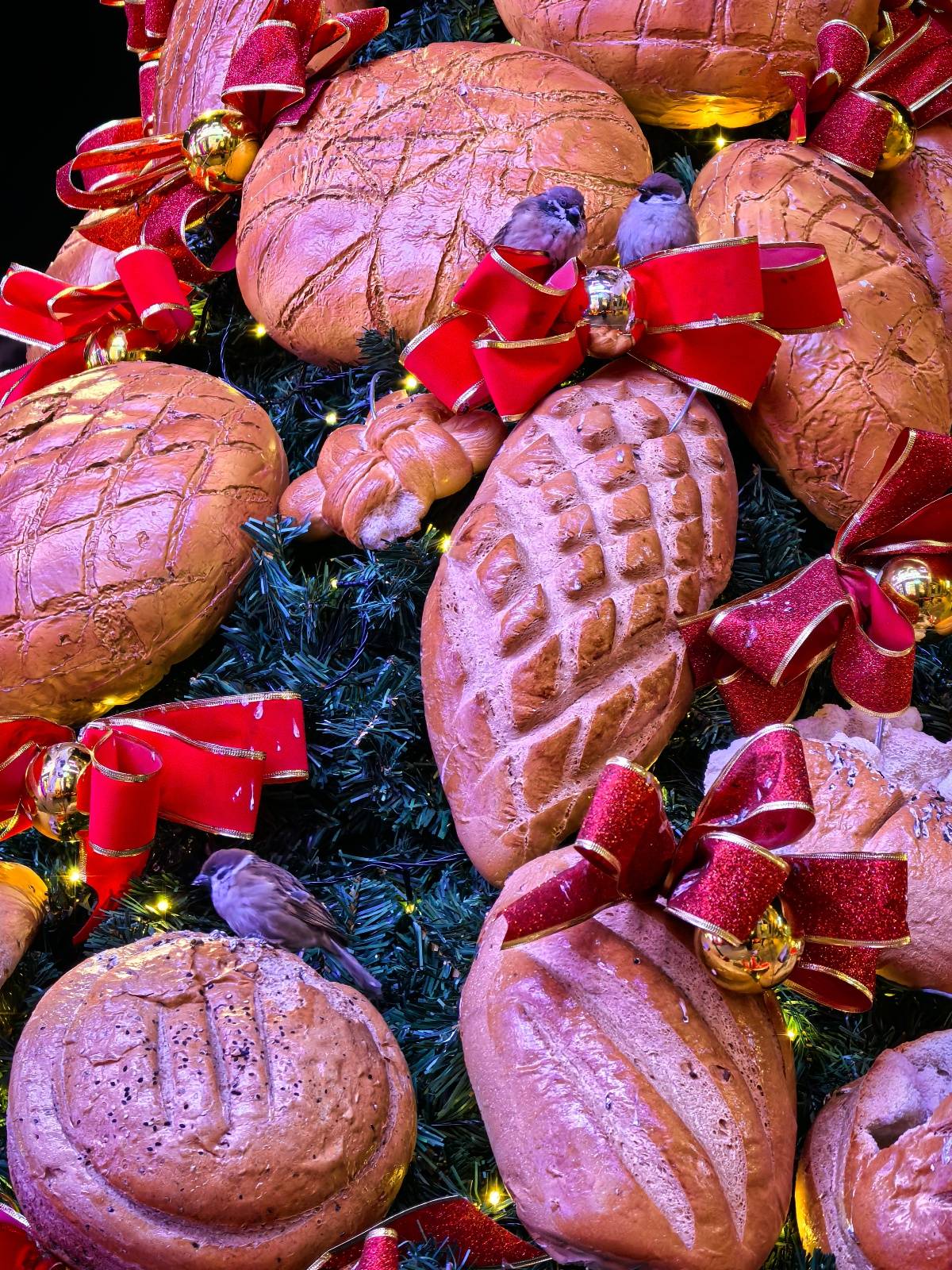 皇冠信用网代理_哈尔滨一大列巴面包树成麻雀过冬粮仓皇冠信用网代理，设计师：一百多个面包做成，已有两年