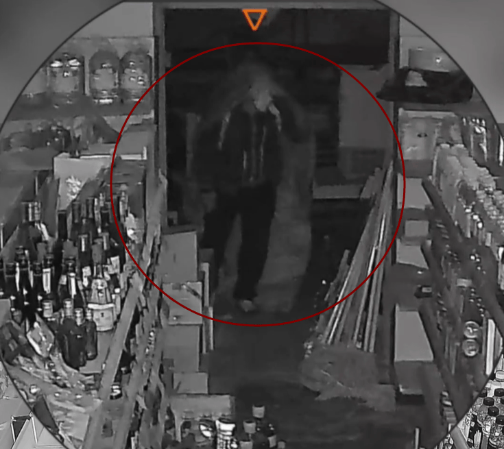 皇冠2登录welcome_青岛某超市凌晨突然出现神秘黑影皇冠2登录welcome，披着烂麻袋低着头，当他终于转过脸来，警察都气笑了