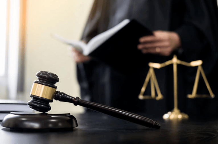 皇冠mos022_女子醉酒后见前男友和闺蜜同在厕所难以接受皇冠mos022，坠楼致截瘫起诉多方索赔 判了